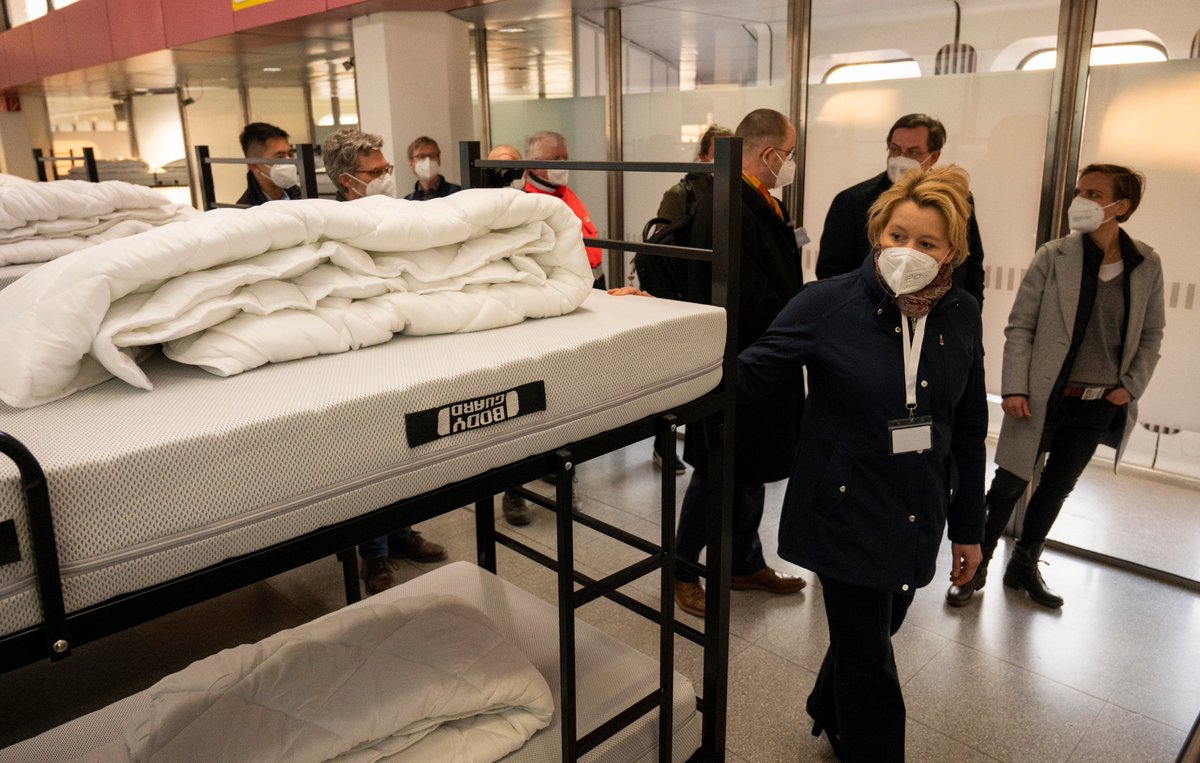Franziska Giffey, Regierende Bürgermeisterin von Berlin, schaut sich im neu errichteten Ankunftszentrum auf dem Rollfeld des ehemaligen Flughafen TXL ein Bettenlager an. 
