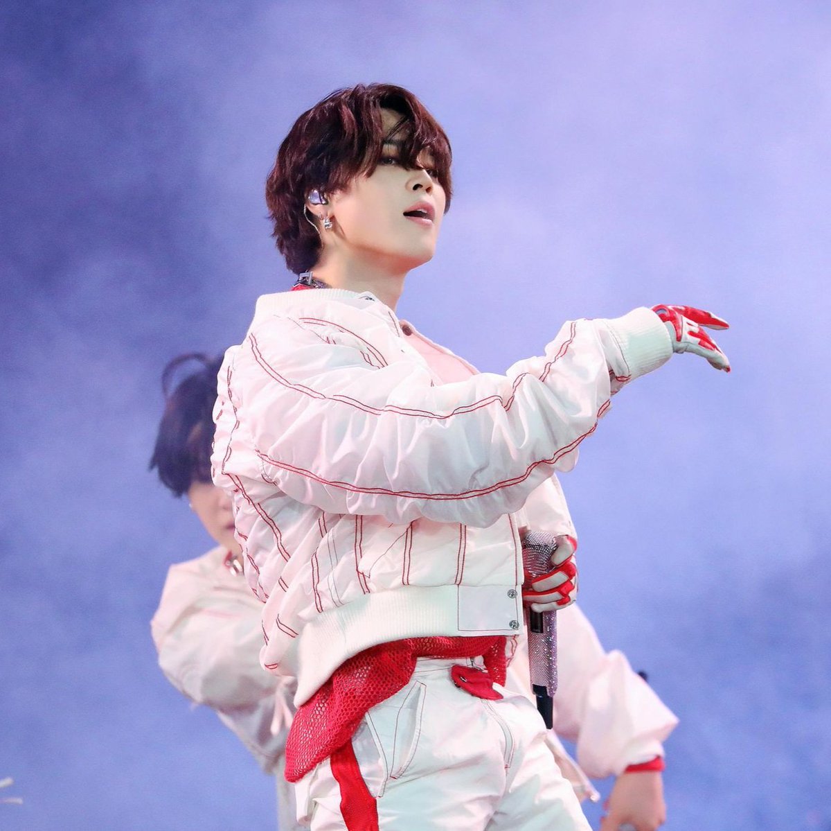 houseofarmybts_'s tweet photo. 📰 | IT BOY FAZ ASSIM! 😎✨

Depois de uma trend gerada por um passo de dança feito pelo #JIMIN no último show do @BTS_twt, sua hashtag individual atingiu um pico de 93 BILHÕES de visualizações no TikTok!

V e J-Hope também fizeram o passo, o que impulsionou mais a trend! 🗣️🔥 https://t.co/wdTqpyHRZ3