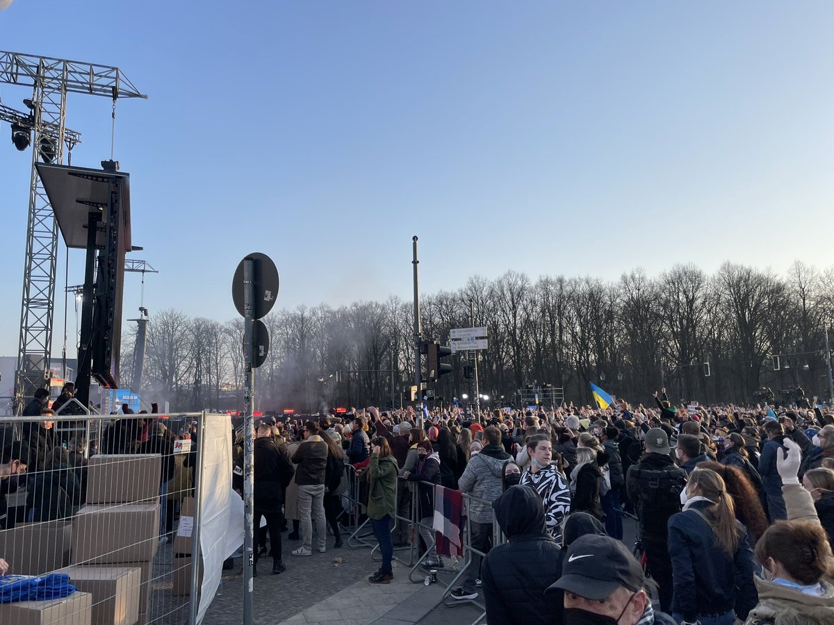 Stephan_FRUCHT's tweet photo. 20.000 participants. 8 Mio. Euro donations collected: The #soundforpeace concert in #Berlin today. Thanks also to @Siemens #CaringHands to support this event for #freedom and #peace. https://t.co/PTrMT1MEyC