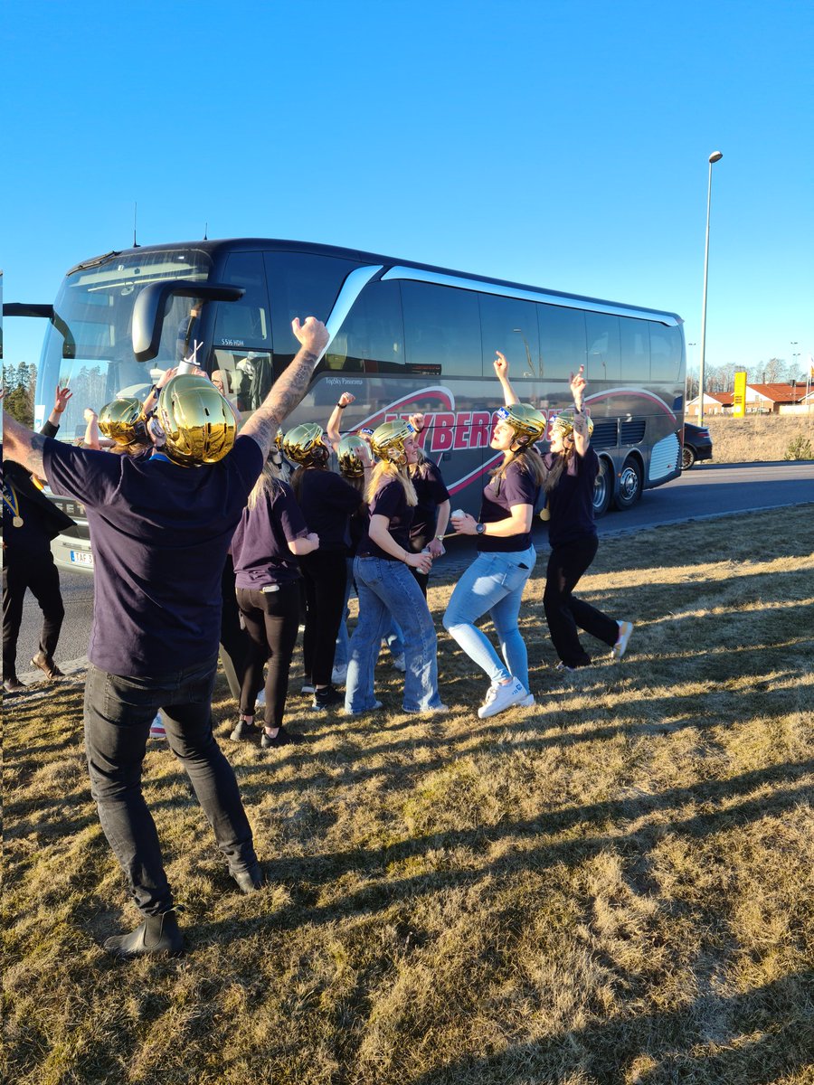 Guldhjältarna dök upp till slut och orsakade mindre trafikkaos. 🥳😀
En upplevelse jag aldrig kommer glömma! Vilket underbart gäng! 
Tack <a href="/vlbk_officiella/">Villa Lidköping BK</a>!❤
Det här gör vi om nästa år! 💙🤍🏆