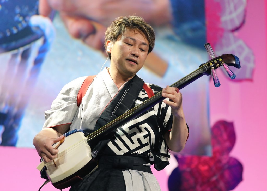 JapanEmbDC's tweet photo. The musical duo of Shamisen player Keisho Ohno and Taiko drummer Toshihiro Yuta bring the sounds of Japan to the @CherryBlossFest Opening Ceremony! Livestream: https://t.co/IOe8mt8ZRp https://t.co/5Cb40ZWgXz