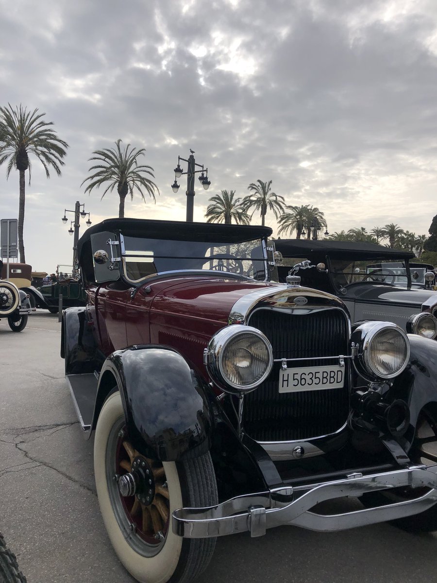 famillebarcelon's tweet photo. De belles voitures aujourd’hui à Sitges à l’occasion du rallye Barcelona-Sitges #barcelonasitges #sitges #voituresanciennes #voituresdecollection https://t.co/GWS4FxZhpb