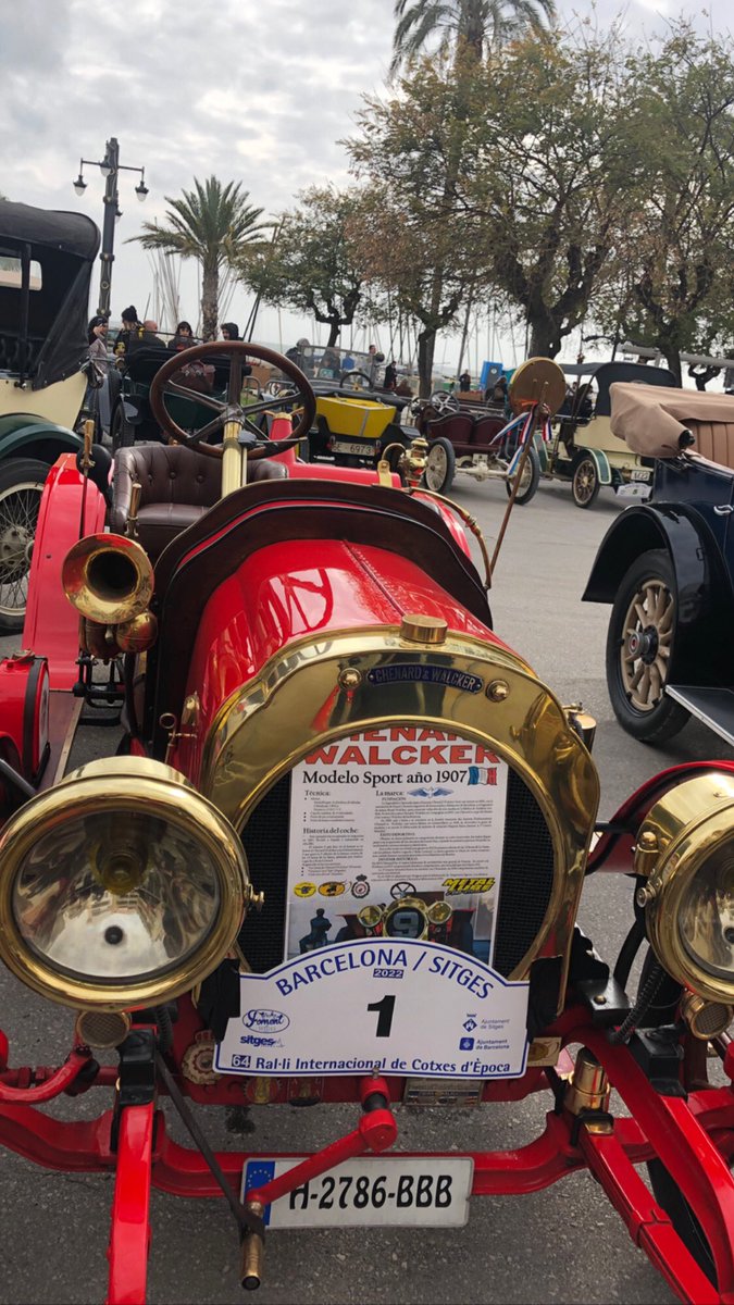 famillebarcelon's tweet photo. De belles voitures aujourd’hui à Sitges à l’occasion du rallye Barcelona-Sitges #barcelonasitges #sitges #voituresanciennes #voituresdecollection https://t.co/GWS4FxZhpb