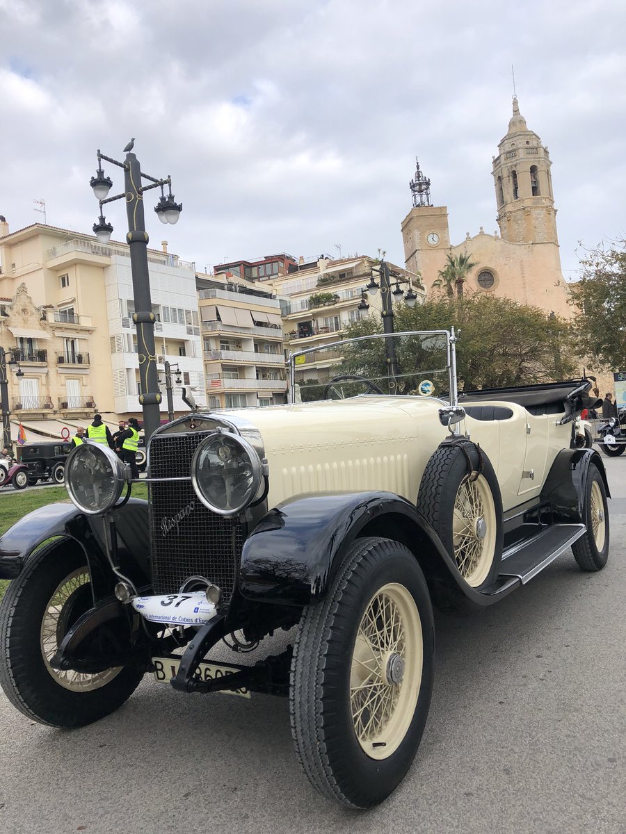 famillebarcelon's tweet photo. De belles voitures aujourd’hui à Sitges à l’occasion du rallye Barcelona-Sitges #barcelonasitges #sitges #voituresanciennes #voituresdecollection https://t.co/GWS4FxZhpb