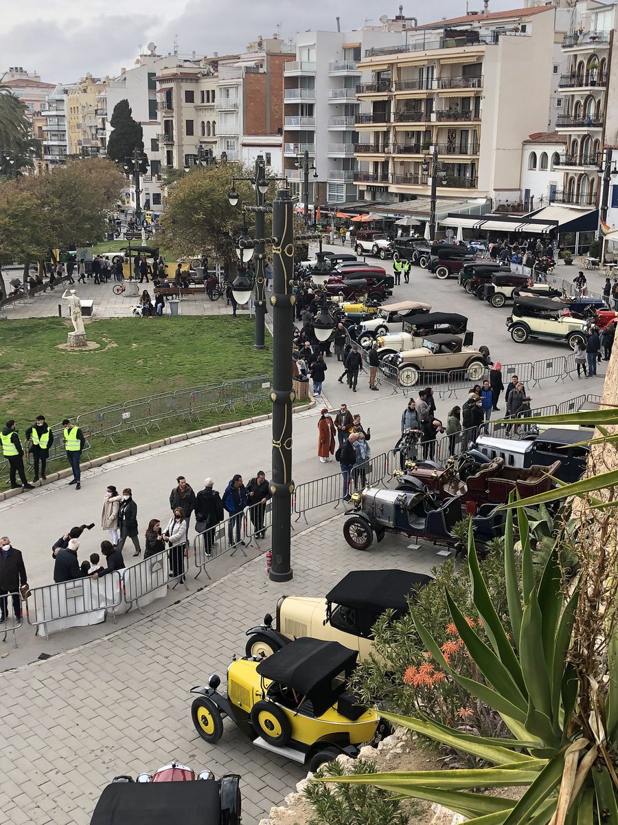 famillebarcelon's tweet photo. De belles voitures aujourd’hui à Sitges à l’occasion du rallye Barcelona-Sitges #barcelonasitges #sitges #voituresanciennes #voituresdecollection https://t.co/GWS4FxZhpb