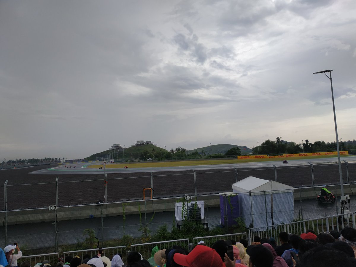 hadi_st's tweet photo. Senangnya bisa langsung menonton MotoGP di Pertamina Mandalika Sirkuit. #IndonesianGP https://t.co/A4R8s6ZmIK
