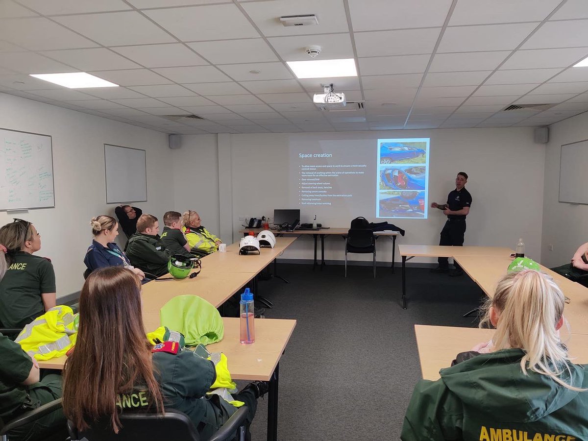 cddextrication's tweet photo. Joint emergency service training session today, showing our capabilities and how we can work together to bring an effective resolution to incidents https://t.co/YEz2pdQAqY