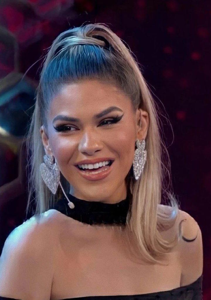 Defne62180713's tweet photo. Nga buzëqeshja jote mbushen dete, male , fusha plot dashni ....  #SarahBerisha bukuria jote shkriu borën, doli dielli , s'ra më shi 😍🧿
Ylli i Mbremjes zjarr 🔥🔥🔥

#bbvipal https://t.co/D4Lle8acCR