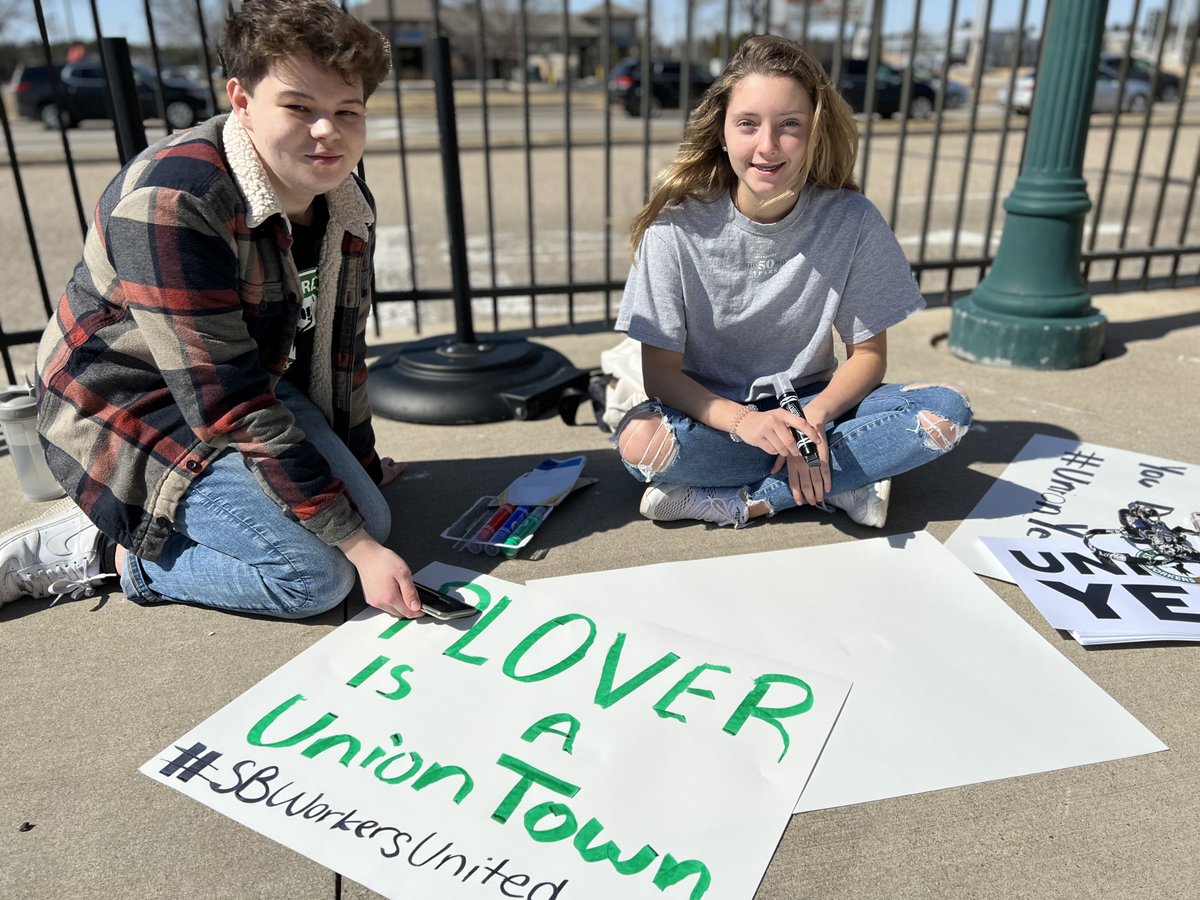 wisaflcio's tweet image. Great rally today in support of workers organizing at Starbucks in Plover, Wisconsin. Solidarity! That's right: “Don’t Let Them Grind You Down!” #SBWorkersUnited #UnionYes