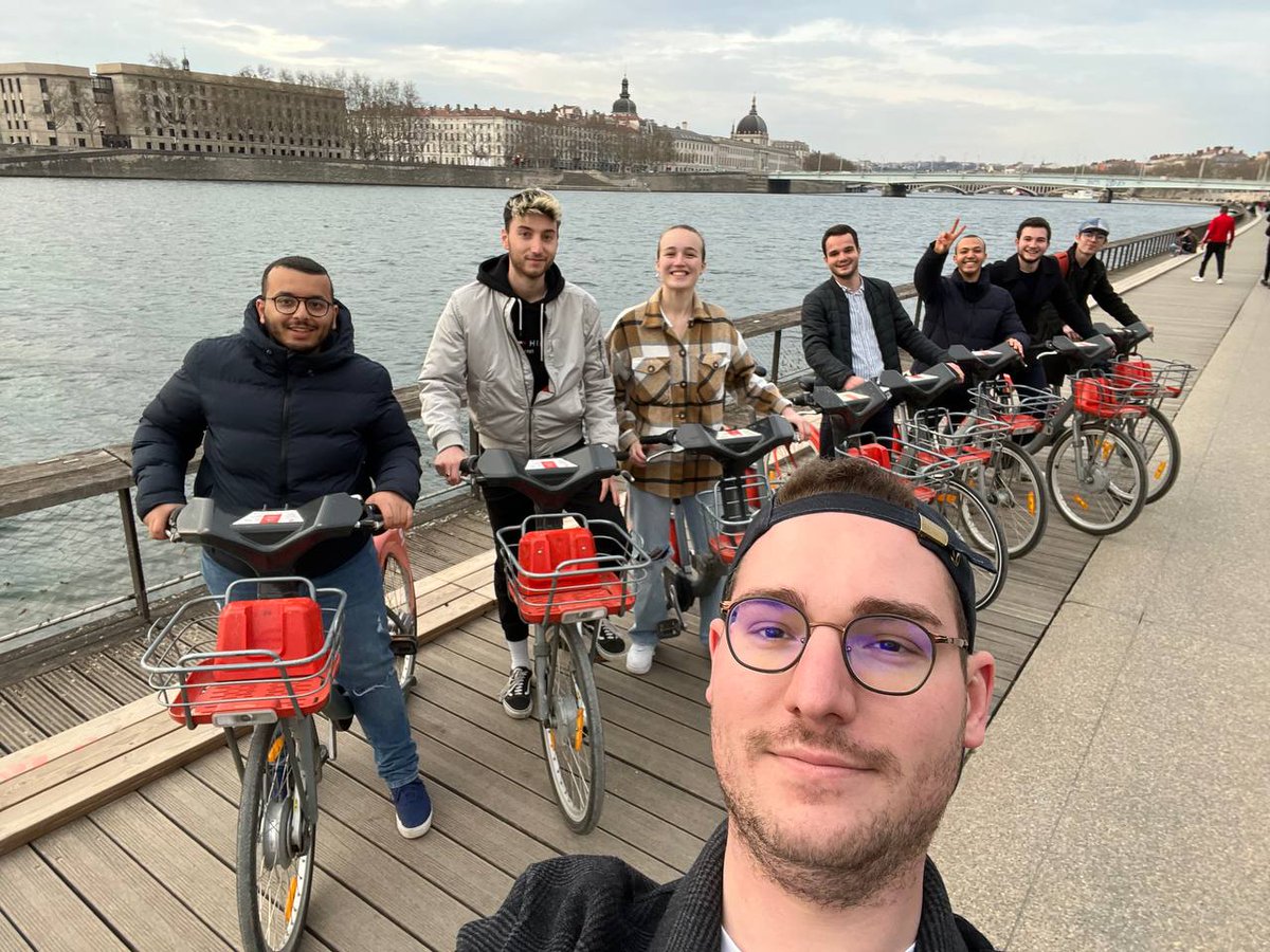 lesjem69's tweet photo. ⏱️H55

Les JAM les plus sportifs ont parcouru 6,9 km en Velo'v le long des quais jusqu'au parc de la Tête d'Or 🚲

#69H #AvecVous #Macron2022 https://t.co/k0E074lBlk