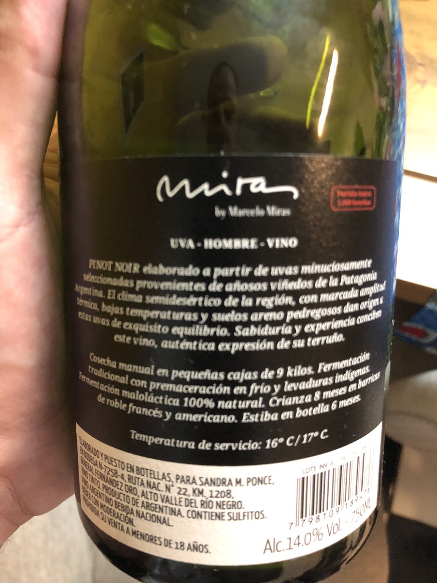 Hj degustei o Pinot Noir Reserva 2015 que tinha guardado na adega!  <a href="/marcelomiras/">Marcelo Miras</a> é um dos grandes da Pinot na América do Sul! Seus vinhos são mais enérgicos e estruturados! Para longa guarda (12 anos mínimo). Recomendo 👍👍
14% de álcool. 8 meses em barricas.