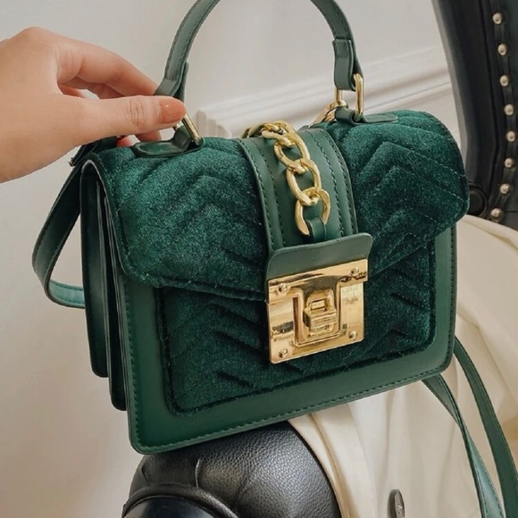 ShopAlexisK's tweet photo. So good I had to share! Check out all the items I'm loving on @Poshmarkapp #poshmark #fashion #style #shopmycloset #shein: https://t.co/AFJcr5IDTA https://t.co/BExrdcuKZg