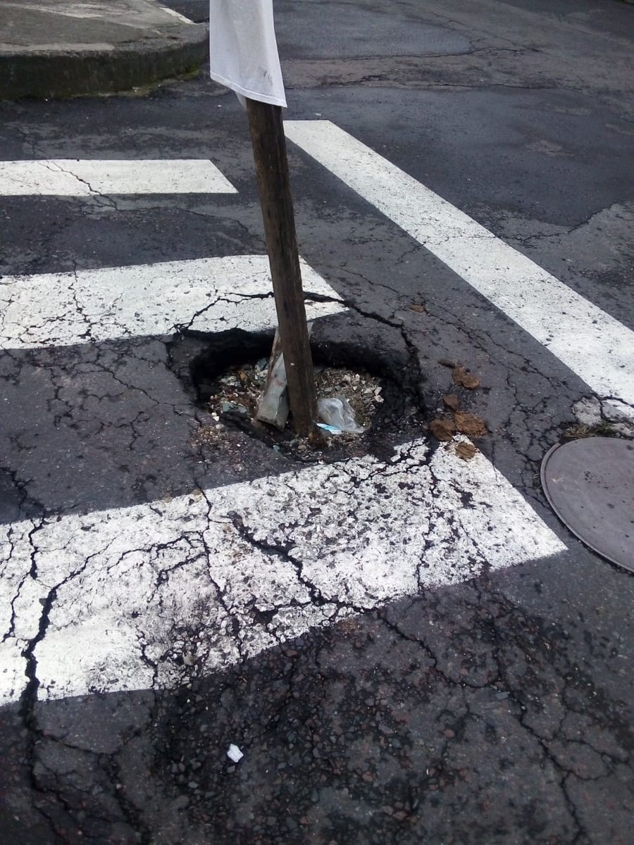 San_PedroPablo's tweet photo. @MunicipioQuito @ObrasQuito @ZonalmSaenz socavón en Nicolás Cortez y Tobar, Vicentina Baja San Pablo, necesita ser atendio, por favor, agua de luvia se filtra por allí. Por esta calle transita una línea de bus y agrava la situación. AYUDA POR FAVOR. https://t.co/IdUvgDtPz9