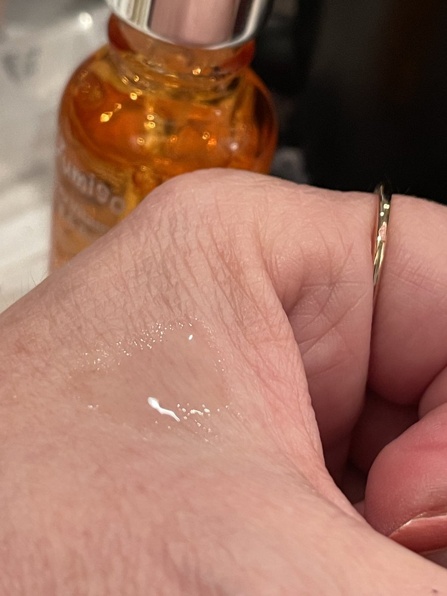 HarrisMarijana's tweet photo. #trymetweetme Jumiso All Day Vitamin Brightening & Balancing Serum. I’m very familiar with this serum, this is my 3rd bottle. Contains 86.1% #vitamintree extract and 20,000ppm #niacinamide . The texture is a bit thicker than the water and has a very delicate orange scent. https://t.co/50emoUoykE