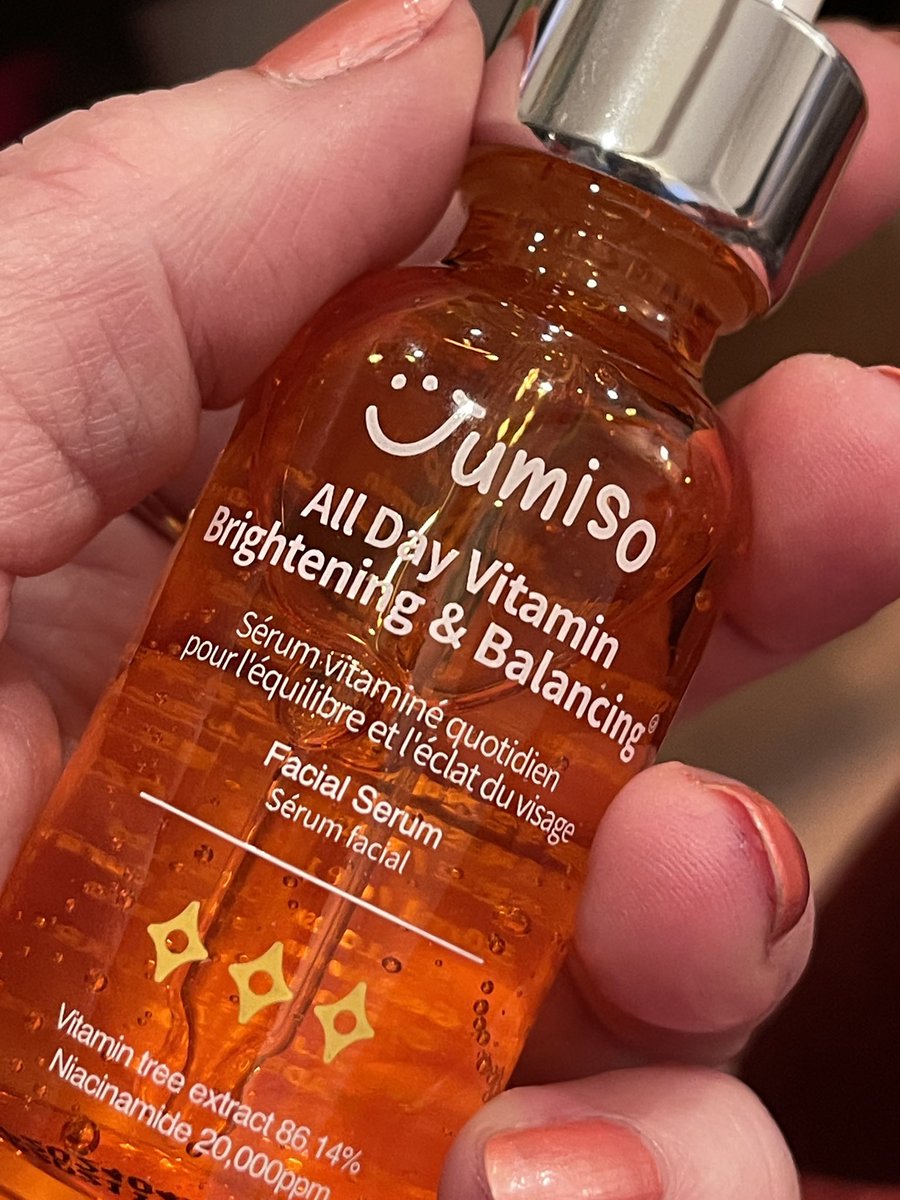 HarrisMarijana's tweet photo. #trymetweetme Jumiso All Day Vitamin Brightening & Balancing Serum. I’m very familiar with this serum, this is my 3rd bottle. Contains 86.1% #vitamintree extract and 20,000ppm #niacinamide . The texture is a bit thicker than the water and has a very delicate orange scent. https://t.co/50emoUoykE