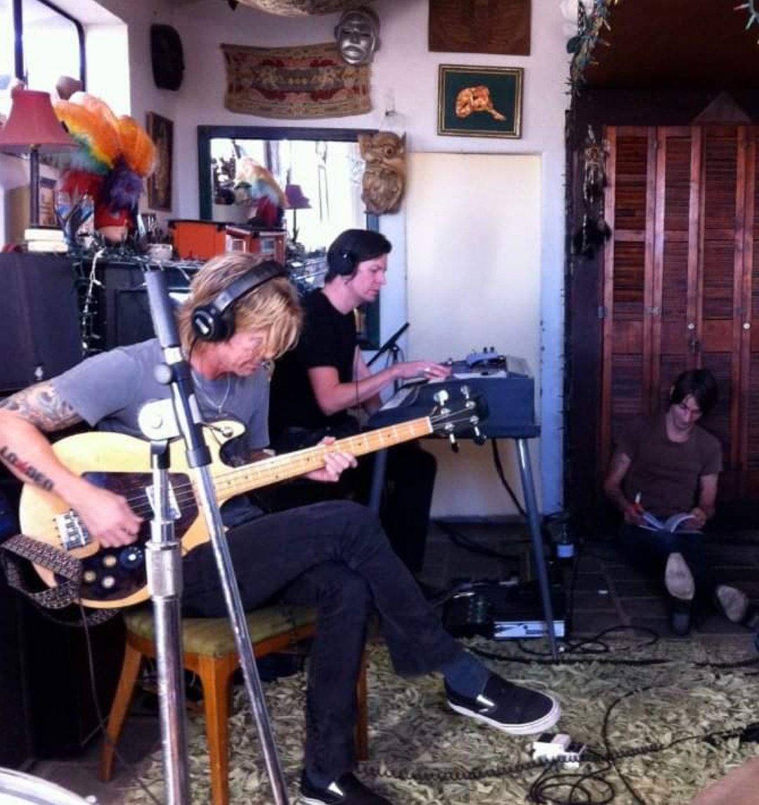 DuffMckaganArg's tweet photo. @DuffMcKagan @benbot2000 y @AngellJeff grabando en Joshua Tree el album @WalkingPapers1 diciembre 2012
📷 By the band
#duffmckagan #duff #BenjaminAnderson #jeffangell #walkingpapers https://t.co/fxvQrjlBqq