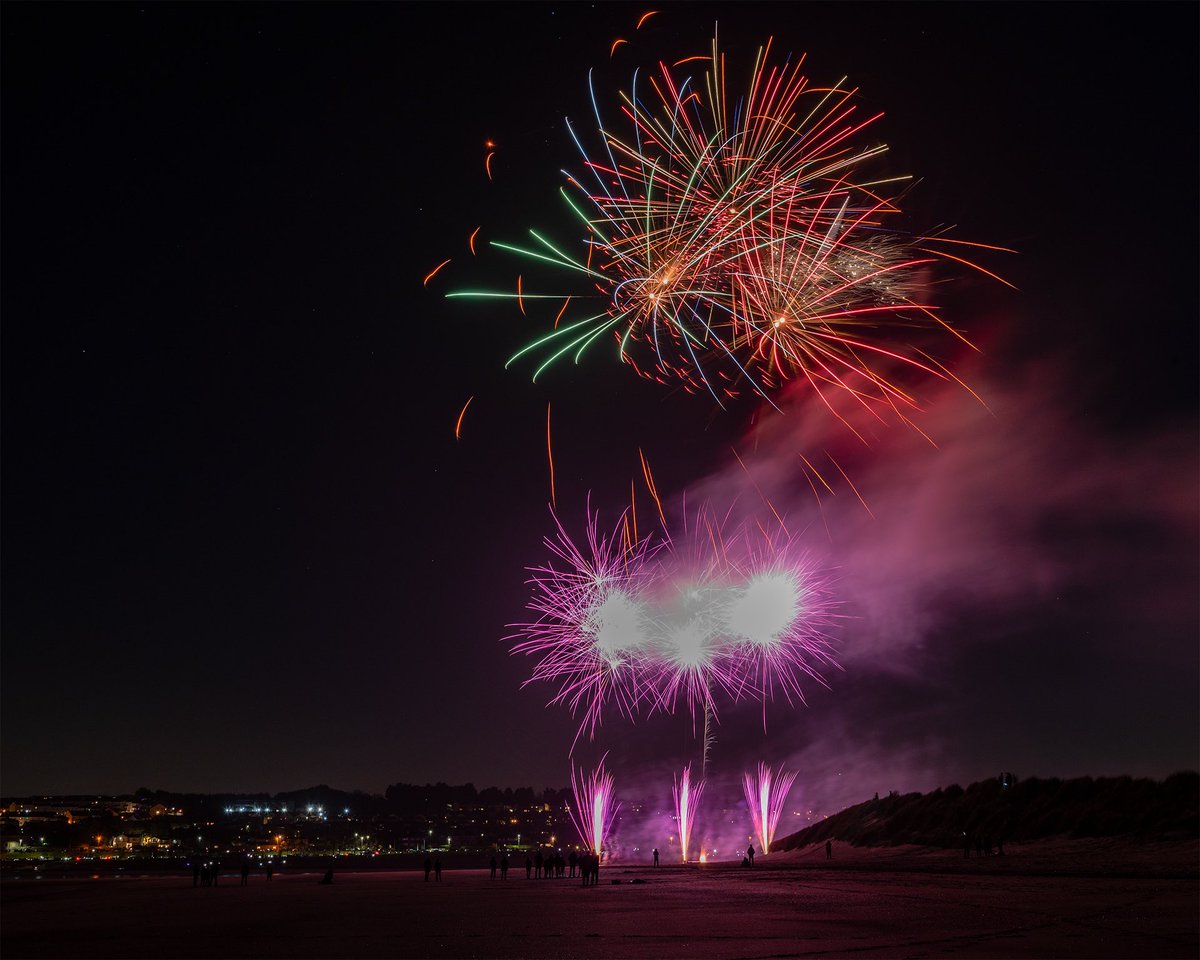 GfcPhoto's tweet photo. Some images of the fireworks at this weekend’s Remembrance &amp; Recognition event for Covid victims and healthcare and essential workers.
#eventsinfingal #photography #fireworks https://t.co/WVugQjHjTm