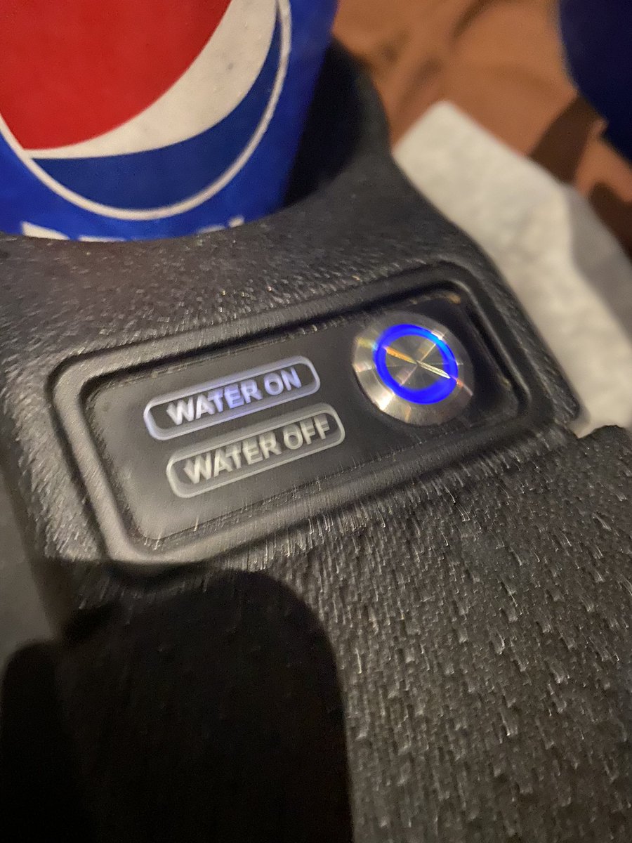 newkeyss's tweet photo. WENT TO SEE BATMAN IN 4D I DID NOT KNOW WATER ON MEANT CATWOMAN WOULD SQUIRT IN MY MOUTH https://t.co/YMAsVP5LZA