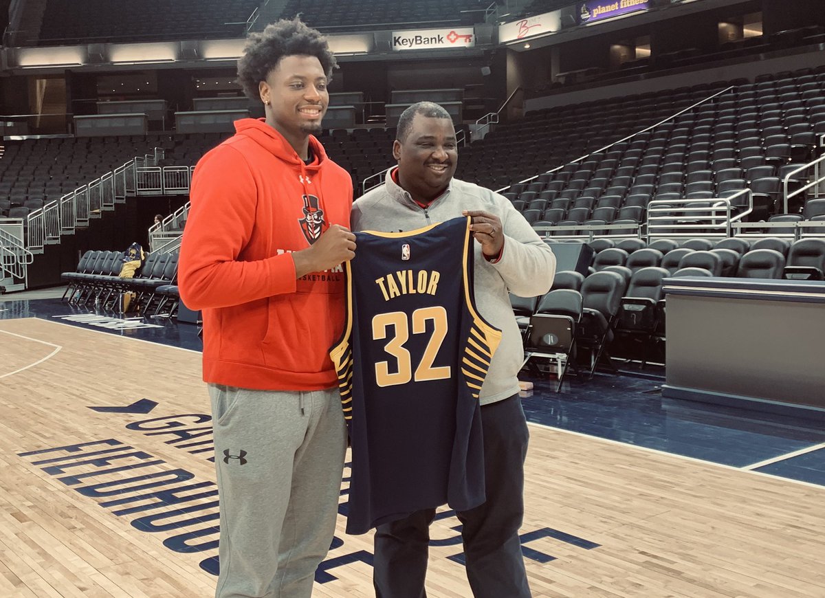letsgopeay's tweet photo. Successful trip to Indy. 🎩 🏀 

Always good to see a GOVS great and a @TerryTaylor21 &amp; @Pacers “W” 

#LetsGoPeay https://t.co/gJRXV5y79j