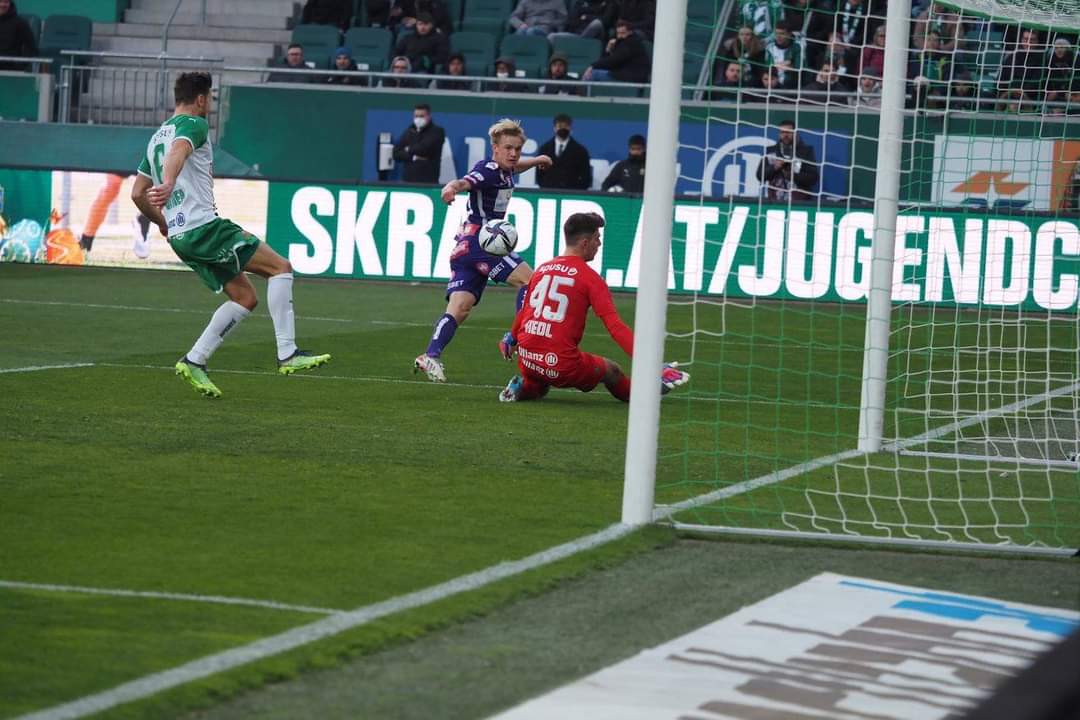 LVeilchen's tweet photo. UNGESCHLAGEN 2022!
UNGESCHLAGEN im Schimmelstadion!
DIE NUMMER EINS in Wien!
PLATZ DREI in Österreich!
Läuft! 💜 https://t.co/iChHi5Kqea