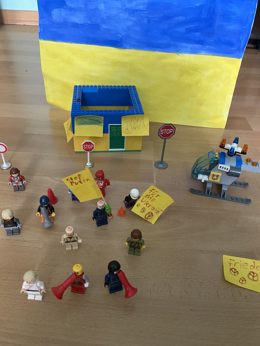 Landhimbeere's tweet photo. Werkeln aus dem Kinderzimmer.
Ich: „Was baust du da?“
Der Achtjährige: „Friedensdemo.“
#SoundOfPeace https://t.co/GIk2iYvWeF