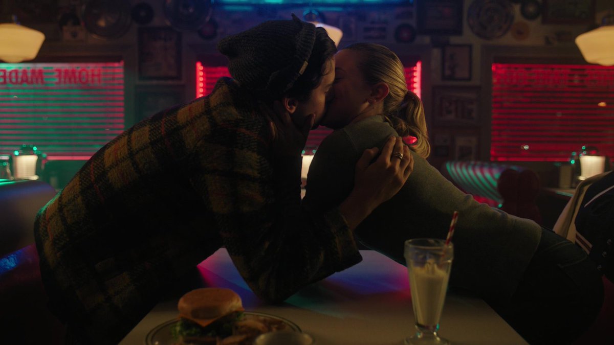 BugheadLegacy's tweet photo. or you could also… kiss your girlfriend #Riverdale https://t.co/pMeDp3FCuf