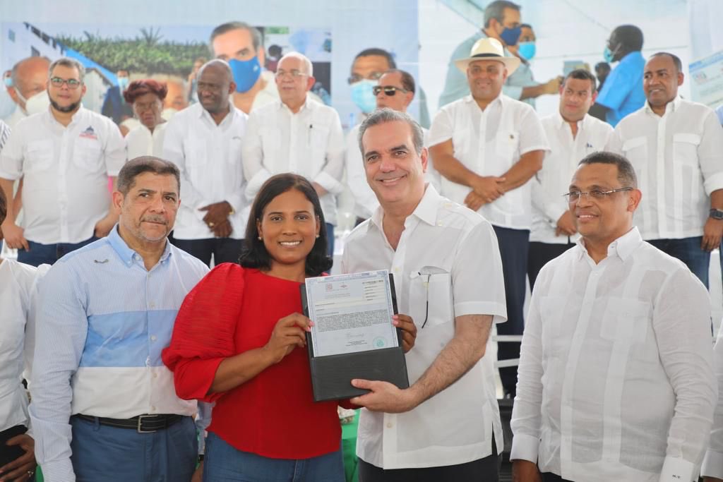 Me llena de satisfacción estar aquí en Monte Plata, sellando el cambio en las vidas de 628 familias de las comunidades de El Rodeo, Cruce de Toñé, Cruz de Morillo y Boyá, que hoy reciben los títulos de propiedad de sus parcelas, solares y viviendas. #EstamosCambiando