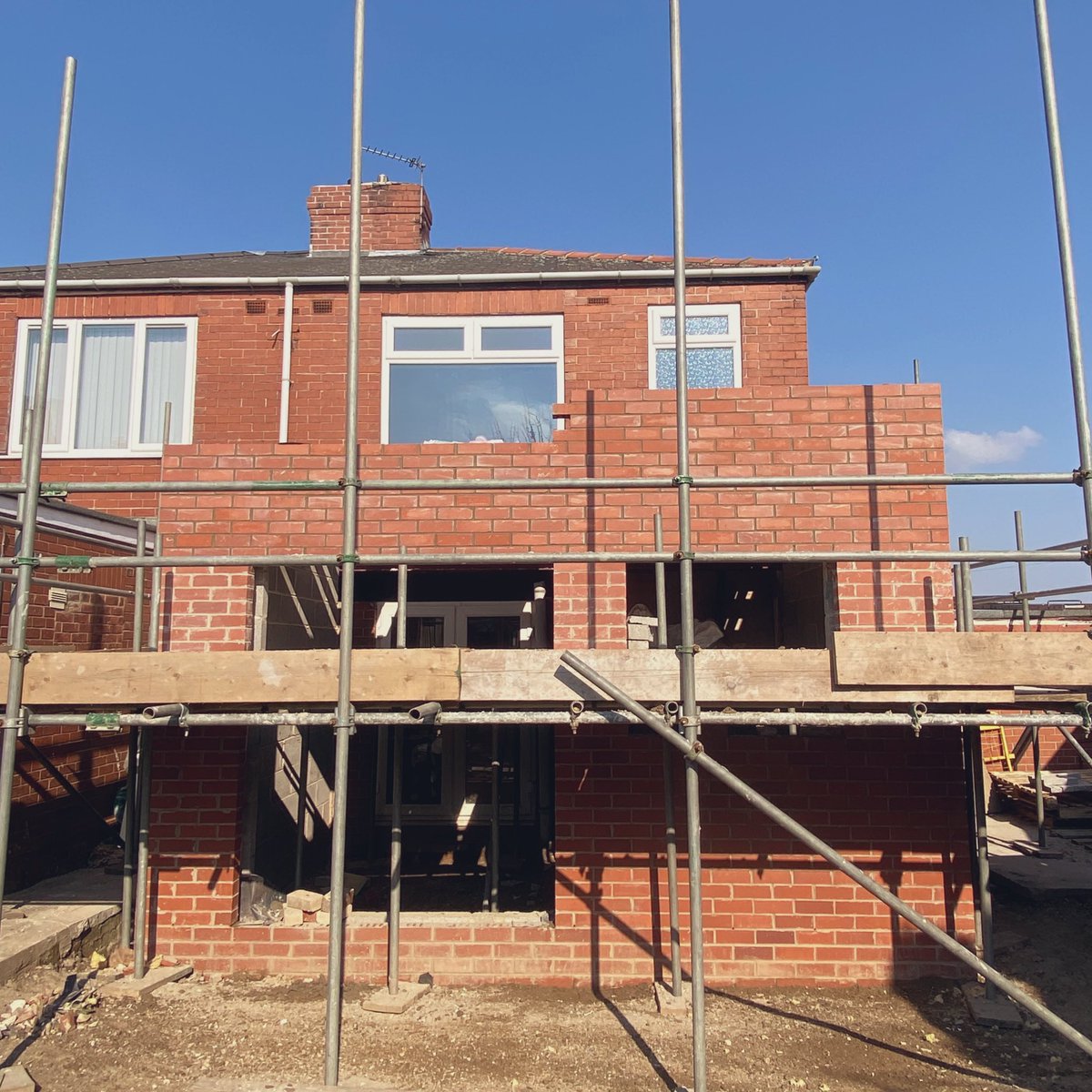 WiseConstruct's tweet photo. It’s been full steam ahead this weekend!

We’ve installed the the new floor joists which also double up as the roofing spars  for the flat roof and fitted trimmers to accommodate the skypod! 

Also made most of the weather and hew up some brickwork too! https://t.co/L4wsDLKDUF