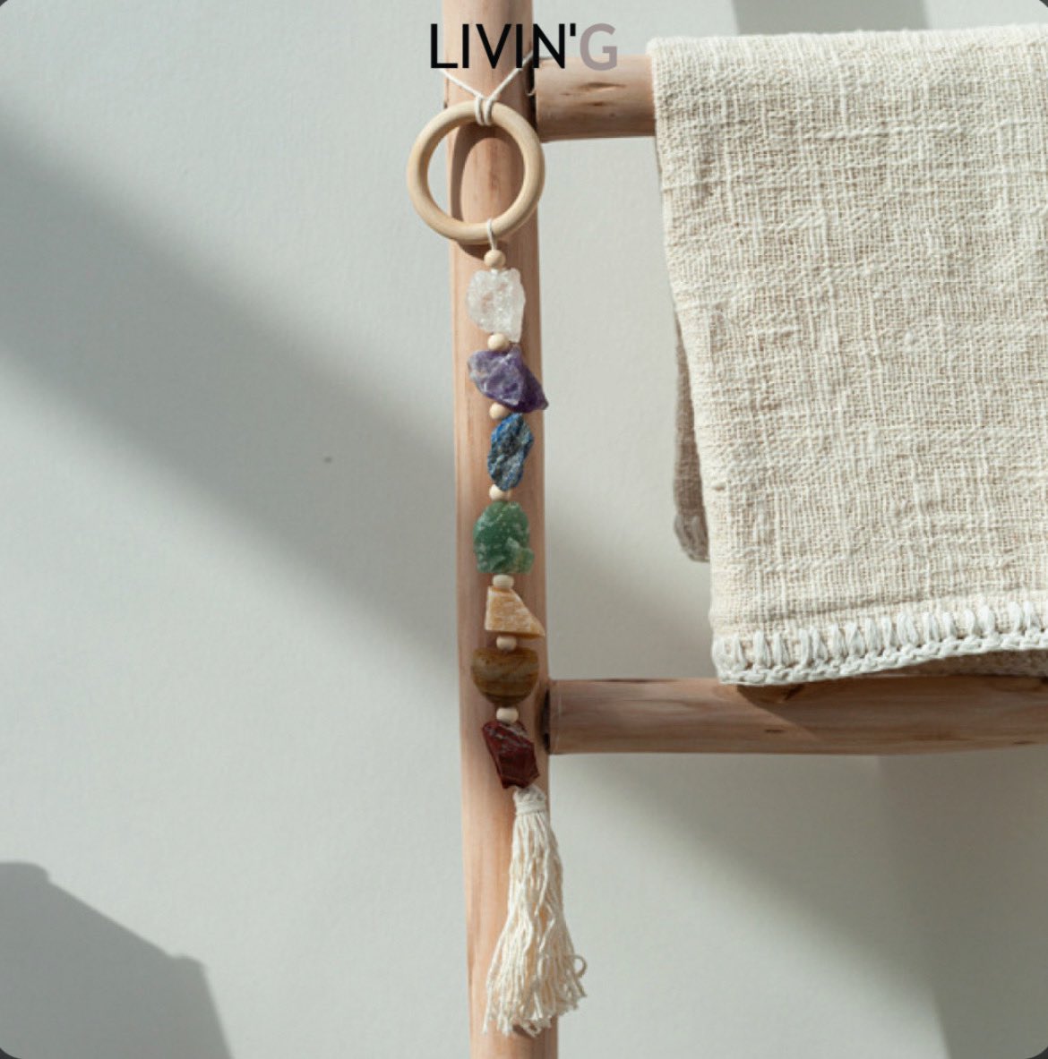 living_sa's tweet photo. تعليقة أنيقة بالأحجار الشاكرات الملونة ✨
تضيف لمسة حيوية لديكور منزلك 🤍

احصلي عليها من متجر ليفينـ'ج 
باستخدام كود الخصم: MUM15

#منزل #ديكور #تنسيق #احجار_طبيعيه
#عيد_الام 
#منزل_متجدد_لحياة_متجددة https://t.co/wmhVHiQcnX
