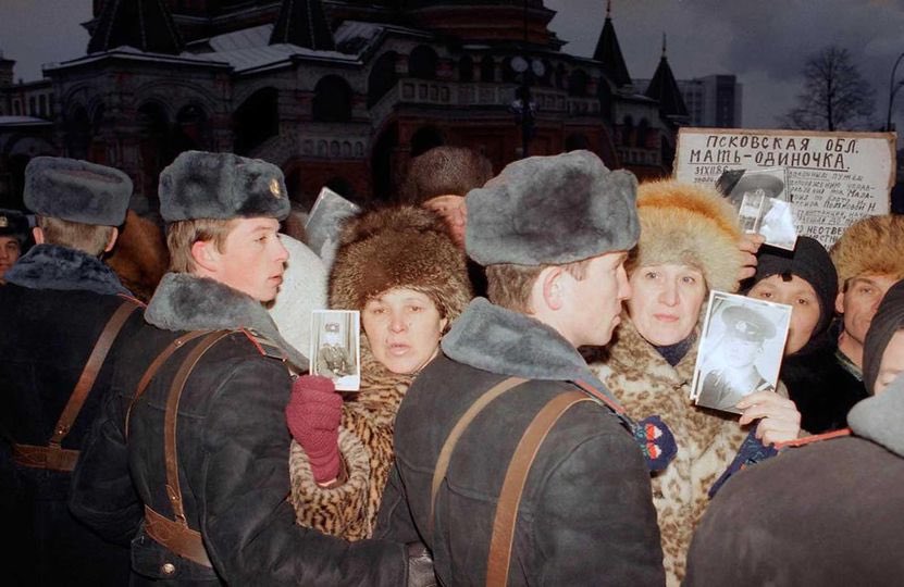 SobolLubov's tweet photo. Митинг советских матерей около Красной площади в Москве, 24 декабря 1990 года. Около 6 000 человек погибли в 1990 году во время службы в советских вооруженных силах.

Где матери погибших солдат на войне в Украине сейчас? Верят пропаганде про «спецоперацию»? Не молчите! https://t.co/DhMk896gaz