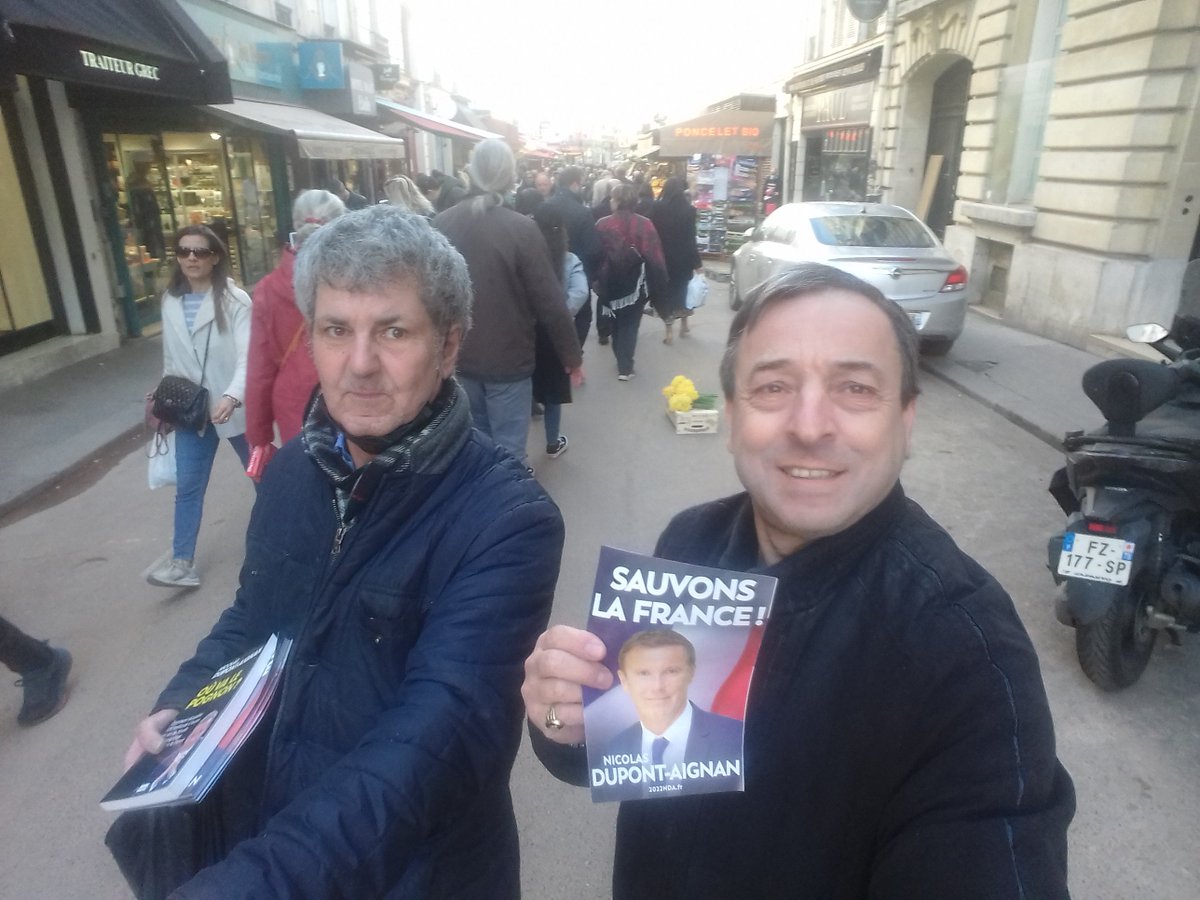 DLFParis09's tweet photo. Tractage de la fédération de Paris  de DLF , rue Poncelet, rue commerçante du 17 ème Arrondissement. Bon accueil. On sent un frémissement en faveur de Dupont-Aignan https://t.co/KryccSrsok