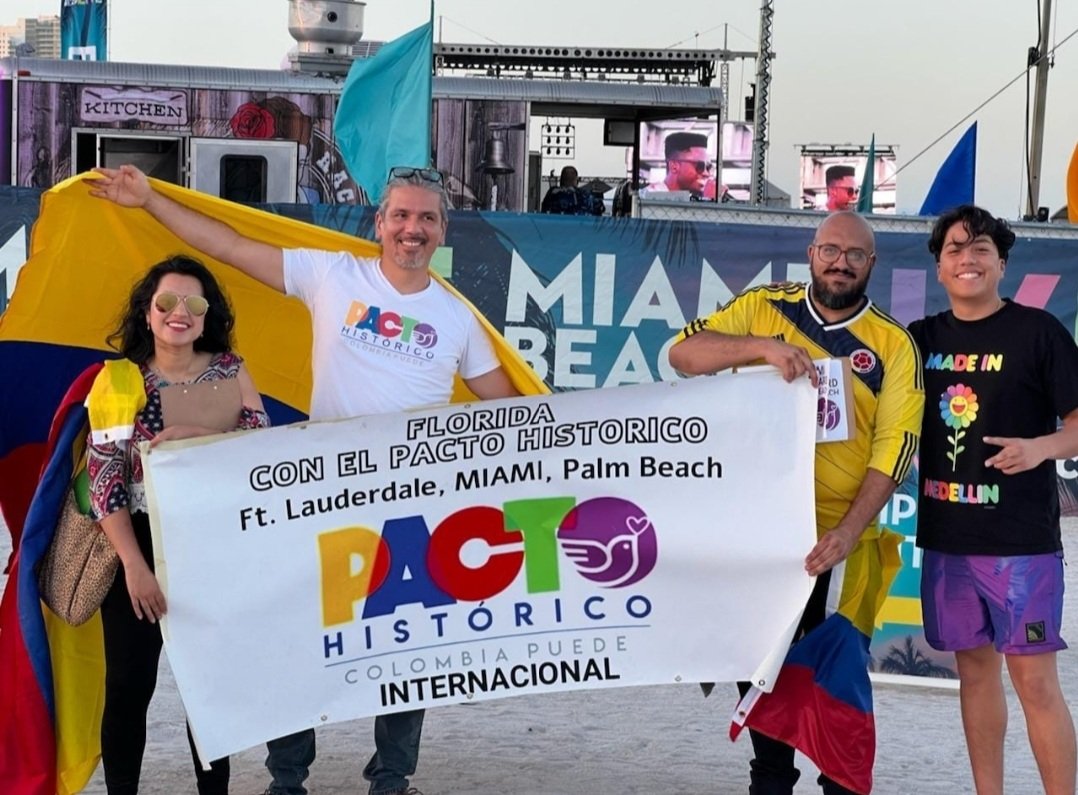 ProgresistasMIA's tweet photo. En Miami, Broward y PalmBeach animando a la Colombianidad a votar x el #PactoHistorico, en playas y negocios Colombianos!
⚠️Tenemos 10 dias para registrar la cedula⚠️
Llamanos 754-200-3498
#Elecciones2022 #PetroPresidente #MiamiHumana
@petrogustavo @GustavoBolivar @CarlosNValnera https://t.co/QOVwIMkw07