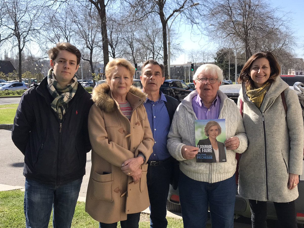 SophieGaugain's tweet photo. #carnetdecampagne @TrouvilleSurMer  avec ma fidèle équipe . Programme #NouvelleFrance @vpecresse sous le soleil de normandie ! https://t.co/E3uwmENttd