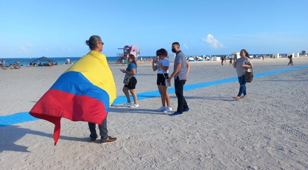 ProgresistasMIA's tweet photo. En Miami, Broward y PalmBeach animando a la Colombianidad a votar x el #PactoHistorico, en playas y negocios Colombianos!
⚠️Tenemos 10 dias para registrar la cedula⚠️
Llamanos 754-200-3498
#Elecciones2022 #PetroPresidente #MiamiHumana
@petrogustavo @GustavoBolivar @CarlosNValnera https://t.co/QOVwIMkw07