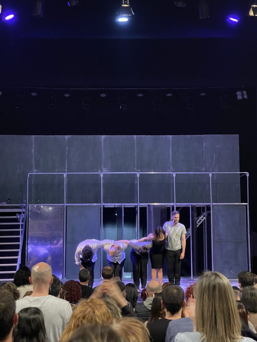 Acabo de sair do teatro de ver Fariña e só podo recomerdarvos que, se tedes a oportunidade, a vaiades ver. Lin o libro, vin a serie e, aínda así, sorprendeume. Magnífica actuación.