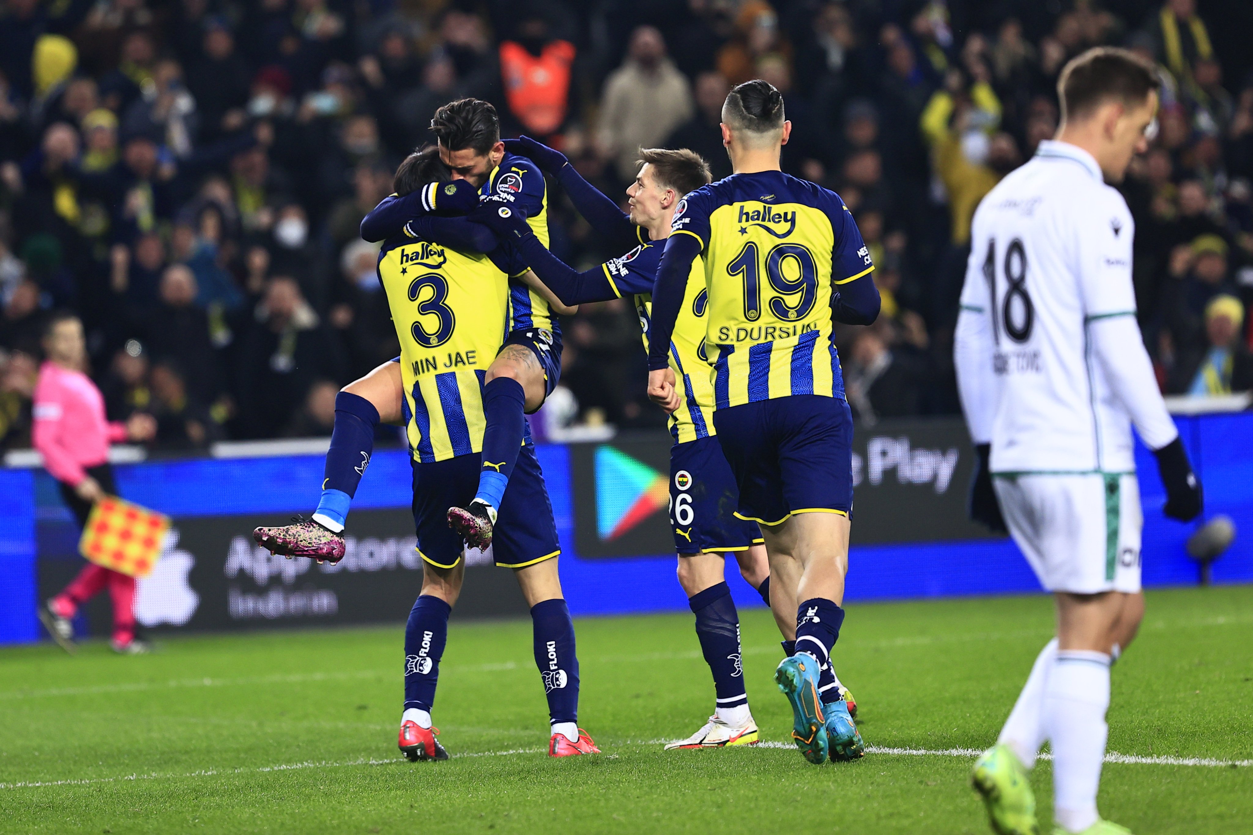 Fenerbahçe-Konyaspor maçında Kim Min Jae ve İrfan Can Kahveci'nin sol sevinci