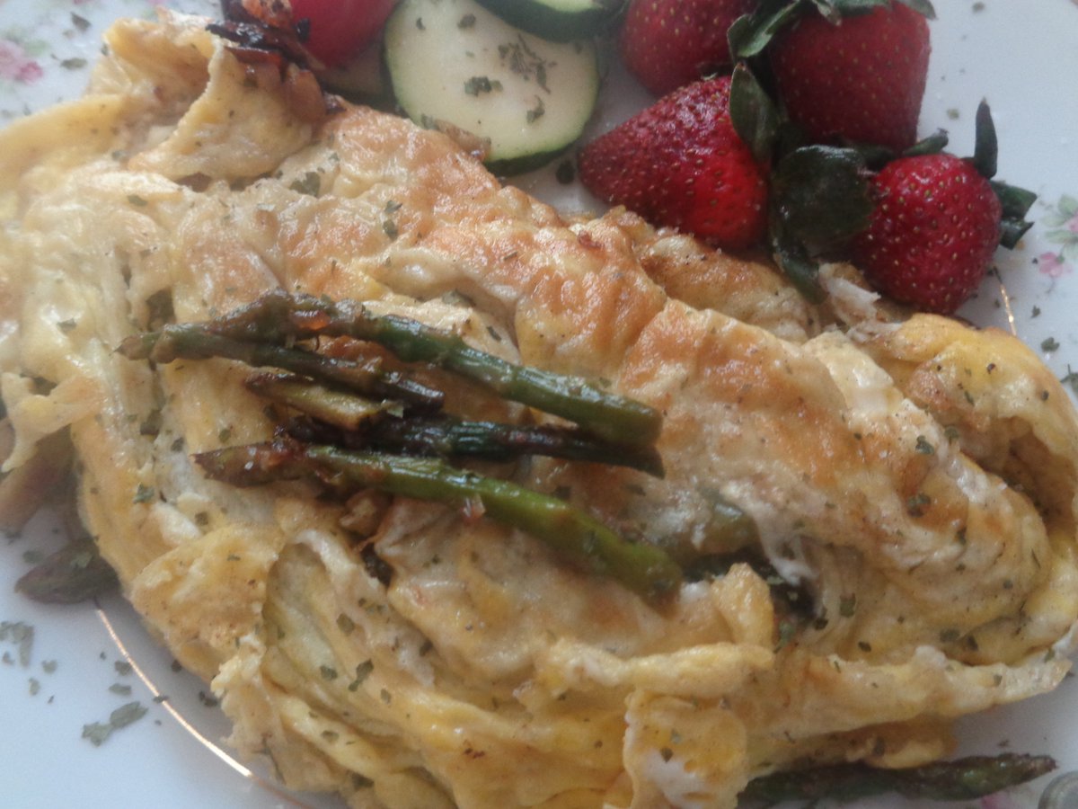 NotYourAvgBliss's tweet photo. #nomalicious #omelette #omelet made from 4 extra-large eggs with sauteed asparagus, shallots, portabellas, onions, green peppers, sausage and mozzarella cheese. #twittersupperclub #eggs #SundayBrunch #sundayvibes https://t.co/x7ymZh07nt