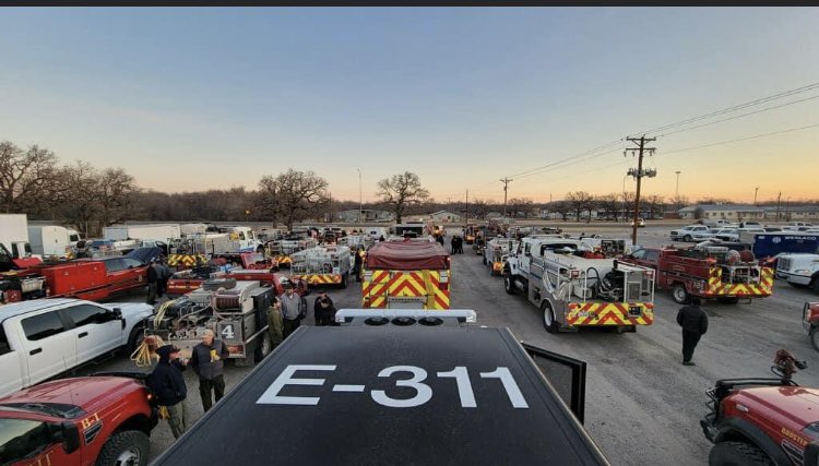 Eastland Co fire the largest in TX history- 50,000+ acres now 30% cnt. Thanks to the brave folks who have come to help! Thx to those mobilizing dozers, &amp; to schools, churches, citizens bringing in supplies for those who have had massive loss. The ❤️ of West Texas is 💪 Now 🙏🌧