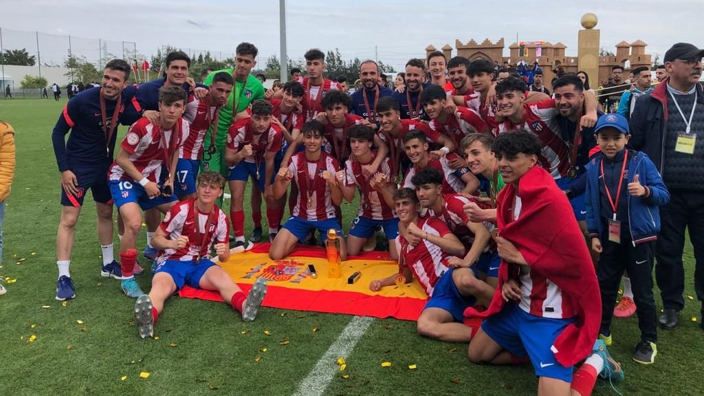 AtletiAcademia's tweet photo. 🏆 El Atlético Madrileño Juvenil A se proclama campeón del Torneo Internacional Mohammed VI tras tumbar al RC Strasburgo en la final del mismo.

¡Enhorabuena, chicos! 👏

➡ https://t.co/9eNyKHKPWl https://t.co/zhyd4Hpf4G