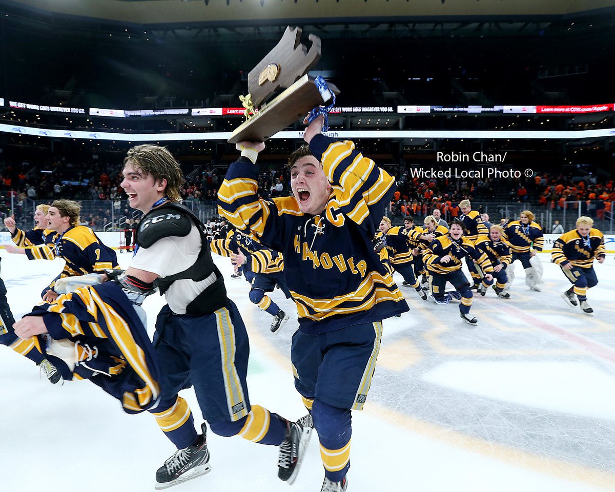 RChan_mariner's tweet image. PHOTOS: Hanover boys hockey beats Marlboro 5-3 to win the Division 3 state title at the TD Garden. #Hanover Gs by Munroe (3), Hanna, and DaSilva. Marlboro Gs by Evangelous, Chrisafidies, and Masse #missionaccomplished #statetitle #miaa22  wickedlocal.com/picture-galler… via @WickedLocal