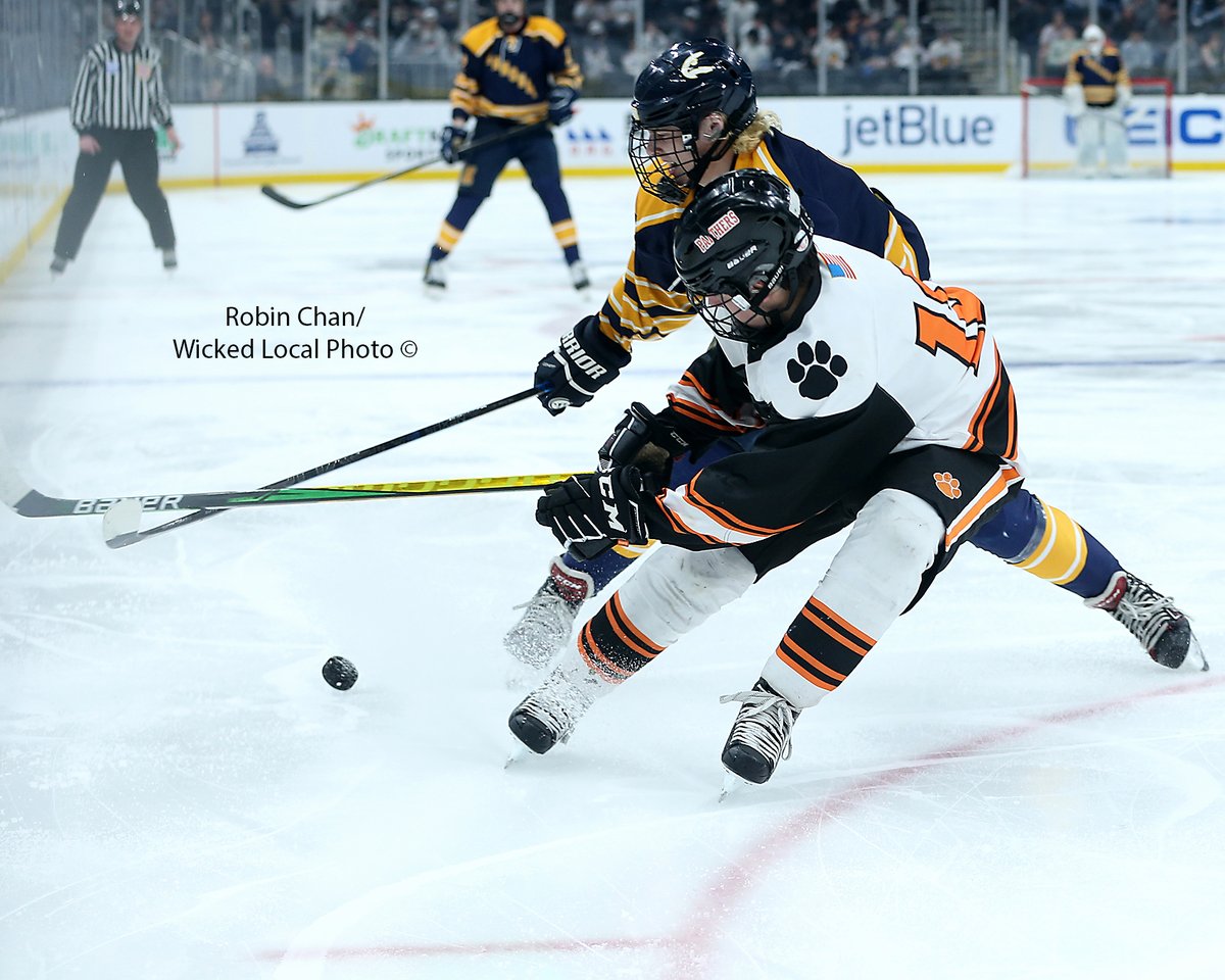 RChan_mariner's tweet image. PHOTOS: Hanover boys hockey beats Marlboro 5-3 to win the Division 3 state title at the TD Garden. #Hanover Gs by Munroe (3), Hanna, and DaSilva. Marlboro Gs by Evangelous, Chrisafidies, and Masse #missionaccomplished #statetitle #miaa22  wickedlocal.com/picture-galler… via @WickedLocal