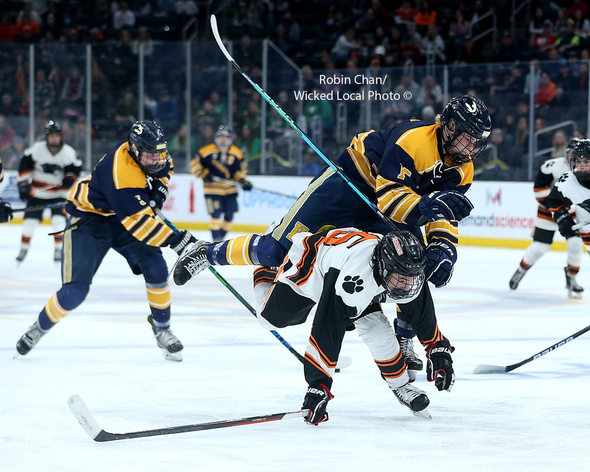 RChan_mariner's tweet image. PHOTOS: Hanover boys hockey beats Marlboro 5-3 to win the Division 3 state title at the TD Garden. #Hanover Gs by Munroe (3), Hanna, and DaSilva. Marlboro Gs by Evangelous, Chrisafidies, and Masse #missionaccomplished #statetitle #miaa22  wickedlocal.com/picture-galler… via @WickedLocal