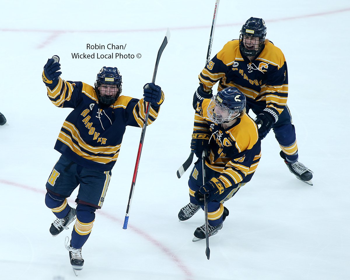 RChan_mariner's tweet image. PHOTOS: Hanover boys hockey beats Marlboro 5-3 to win the Division 3 state title at the TD Garden. #Hanover Gs by Munroe (3), Hanna, and DaSilva. Marlboro Gs by Evangelous, Chrisafidies, and Masse #missionaccomplished #statetitle #miaa22  wickedlocal.com/picture-galler… via @WickedLocal
