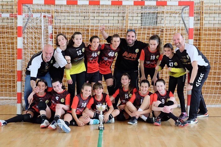 FedCatHandbol's tweet photo. 🏆 #Top4CAT Aleví Femení | Final / 3r i 4rt lloc
➡️ @BMGranollers 6-10 @HandbolR
➡️ @handbolAsco 12-4 @CH_SEP
🤩 L'Handbol Ribes es proclama Campió de Catalunya Aleví Femení! Enhorabona noies!
#️⃣ #HandbolCatalà https://t.co/wsb1oPyAUL