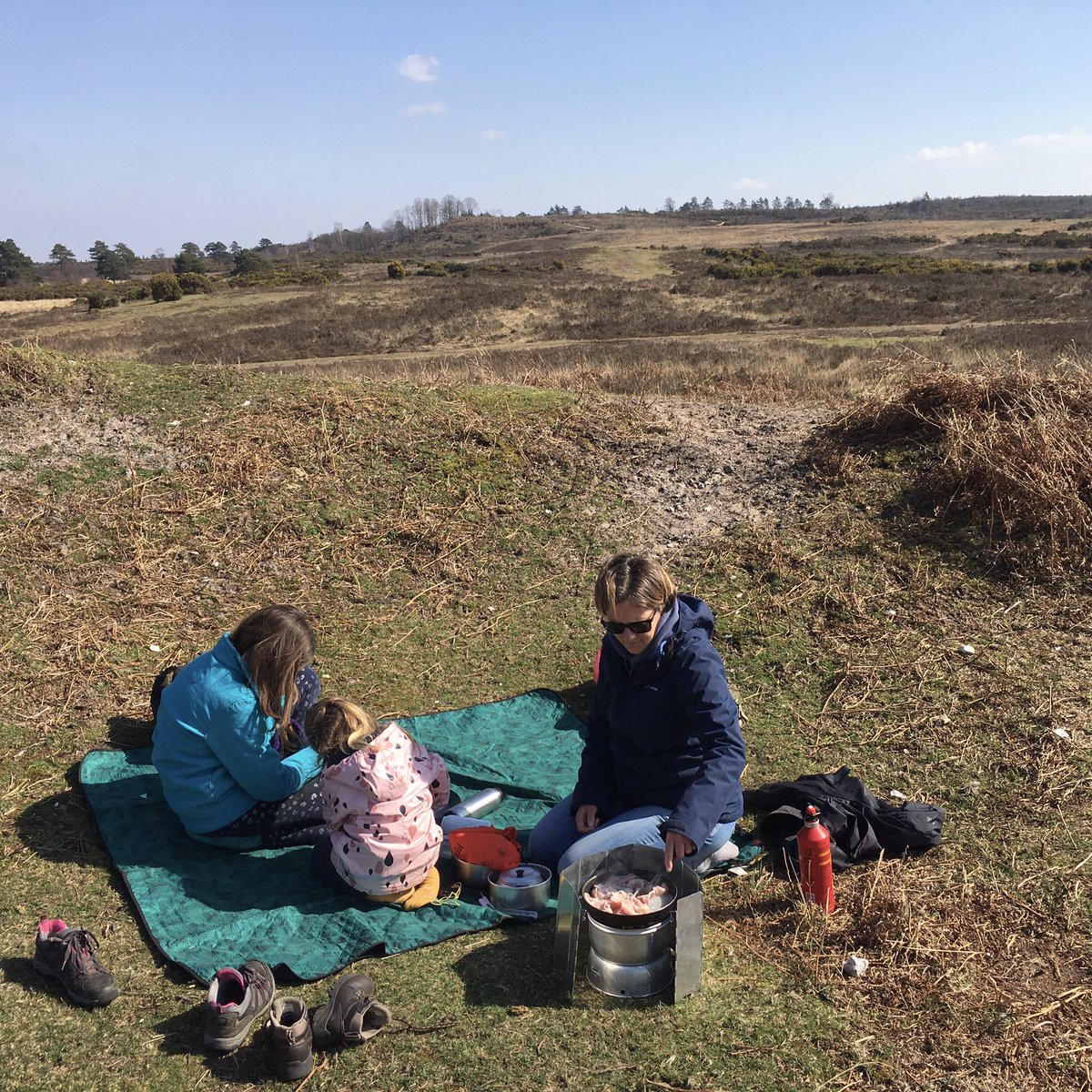 ByLaurieDesigns's tweet photo. What started out of necessity in lockdown is swiftly becoming a family tradition.
#newforest #thenewforest #lovewhereyoulive #outsideisbest #outdoorfamily #trangia #trangiastove #popcorn #trangiacooking https://t.co/T7v64Mcqta