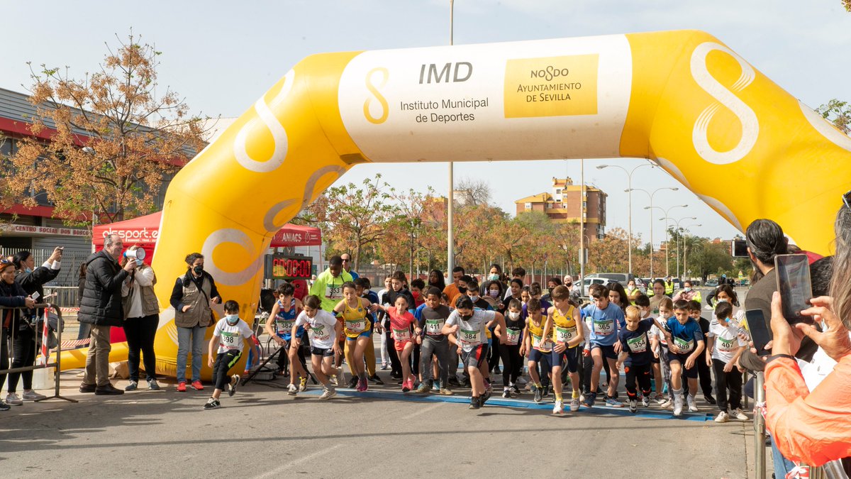 AsocEntreAmigos's tweet photo. Después de dos años, hemos celebrado nuestra #CarreraPopular Memorial Victoria Domínguez por la calles de #PolígonoSur. Más de 700 personas participantes en las diferentes categorías. Gracias también a todas las entidades que han apoyado el evento y a las personas voluntarias. https://t.co/DvoemQi83x