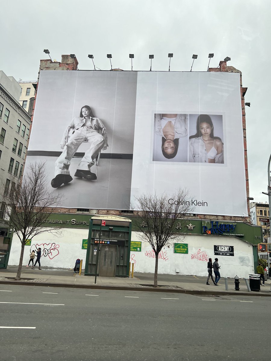xprettyandnasty's tweet photo. MS JENNIE KIM IS BACK AT THE NYC CALVIN KLEIN BILLBOARD https://t.co/O9OyT7fA43