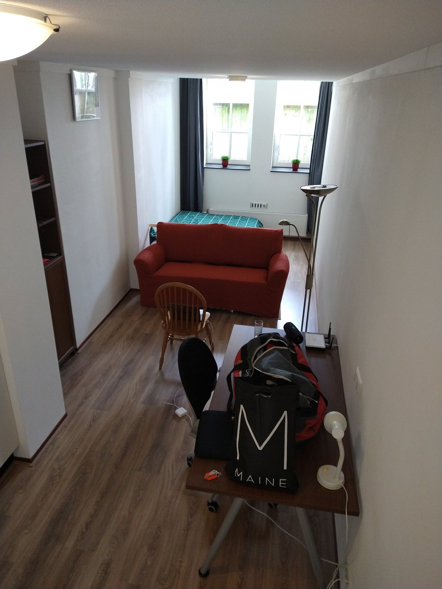 marcdice71's tweet photo. Vanmiddag na een (lang) weekend klussen de middelste achter gelaten in Nijmegen. Hij heeft eindelijk zijn felbegeerde 'studio' want kamer kun je dit niet meer noemen. https://t.co/oOTlCYoTKE