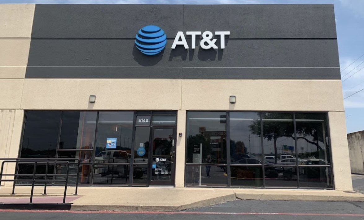 arnold_hider's tweet photo. I really want to thank Rick Evans for coming to Desoto Store and teaching us more about FirstNet. We sold 2 Firstnet that same day!!!! @Resqme63 @hi_im_coachKari @NTXJess https://t.co/YClxxKHIOs