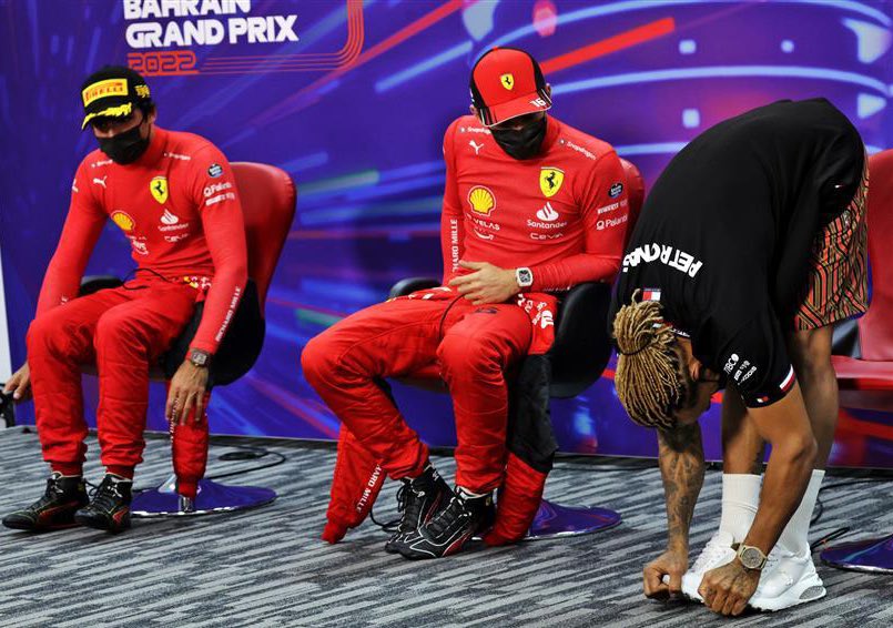 biazzarro's tweet photo. NOT THEM COMPETING ON HOW MUCH THEY CAN BEND I CANT 😭 https://t.co/9Btimb6Iag